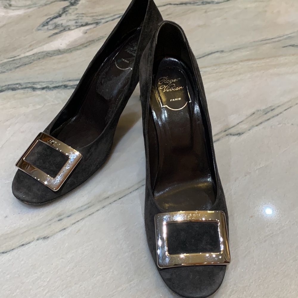 Classic Roger Vivier « Belle de Nuit » grey suede pump size 41